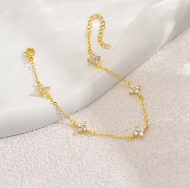 Gold Clover Bracelet With Diamond Inlay